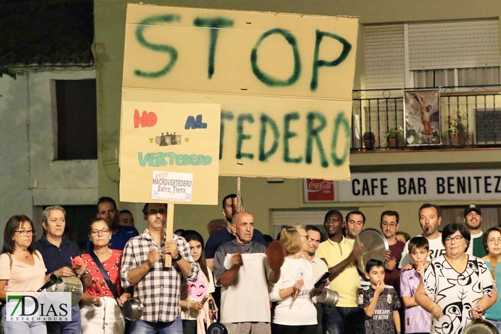 Nueva cacerolada en Salvatierra: vecinos y políticos unidos para parar el vertedero