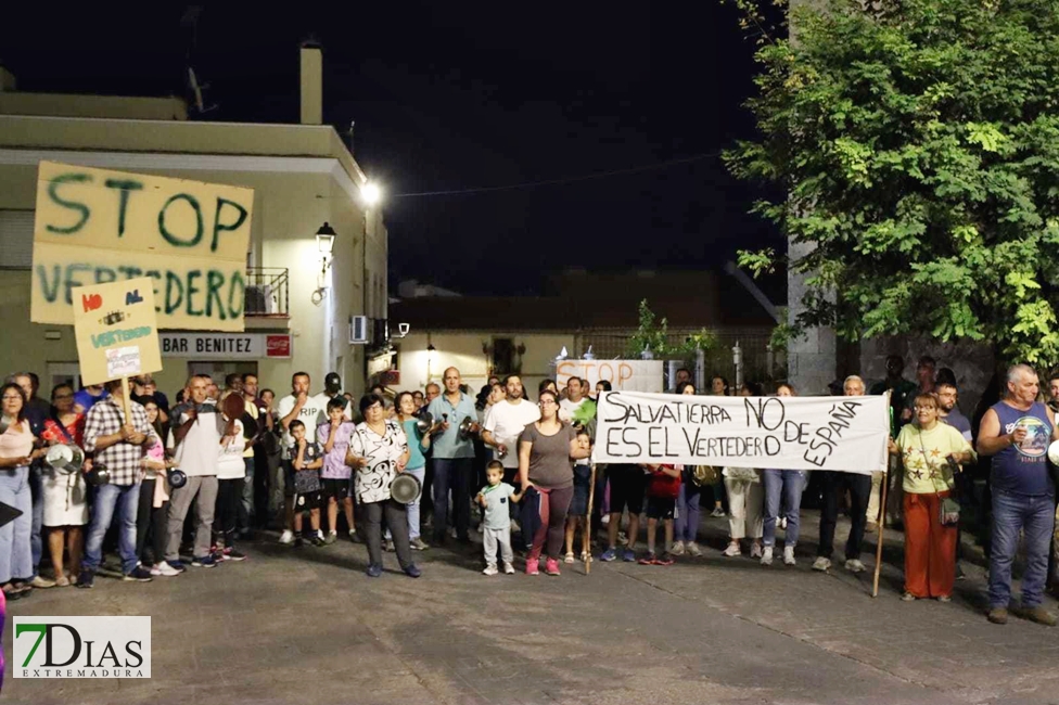 Nueva cacerolada en Salvatierra: vecinos y políticos unidos para parar el vertedero