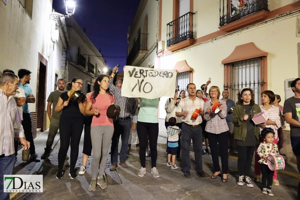 Nueva cacerolada en Salvatierra: vecinos y políticos unidos para parar el vertedero