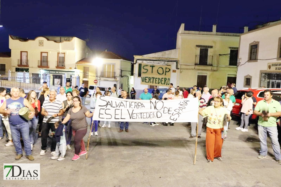 Nueva cacerolada en Salvatierra: vecinos y políticos unidos para parar el vertedero