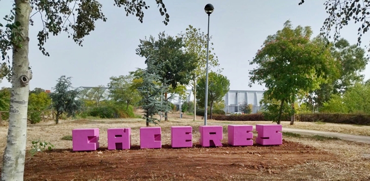 Cáceres ya cuenta con nuevas letras en homenaje a la mujer