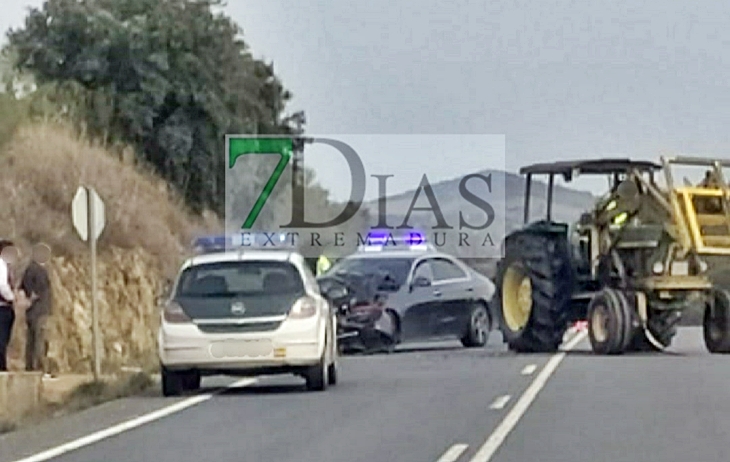 Colisión entre un turismo y un tractor en la EX – 214