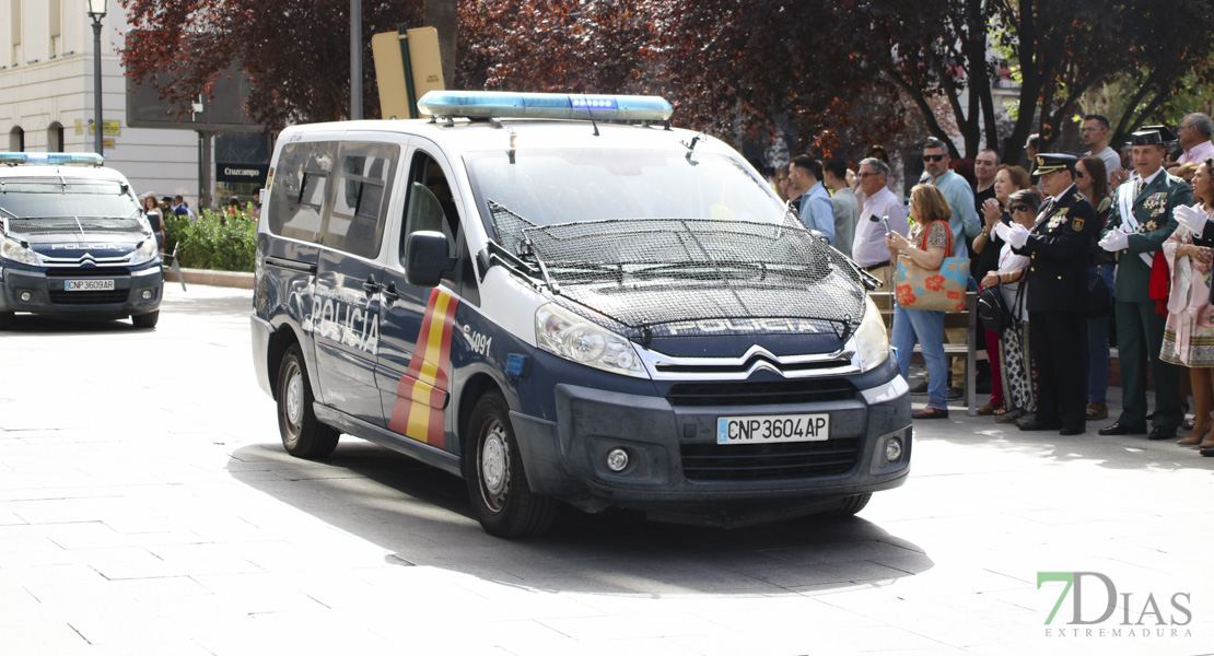 Imágenes del desfile de medios de la Policía Nacional en Badajoz