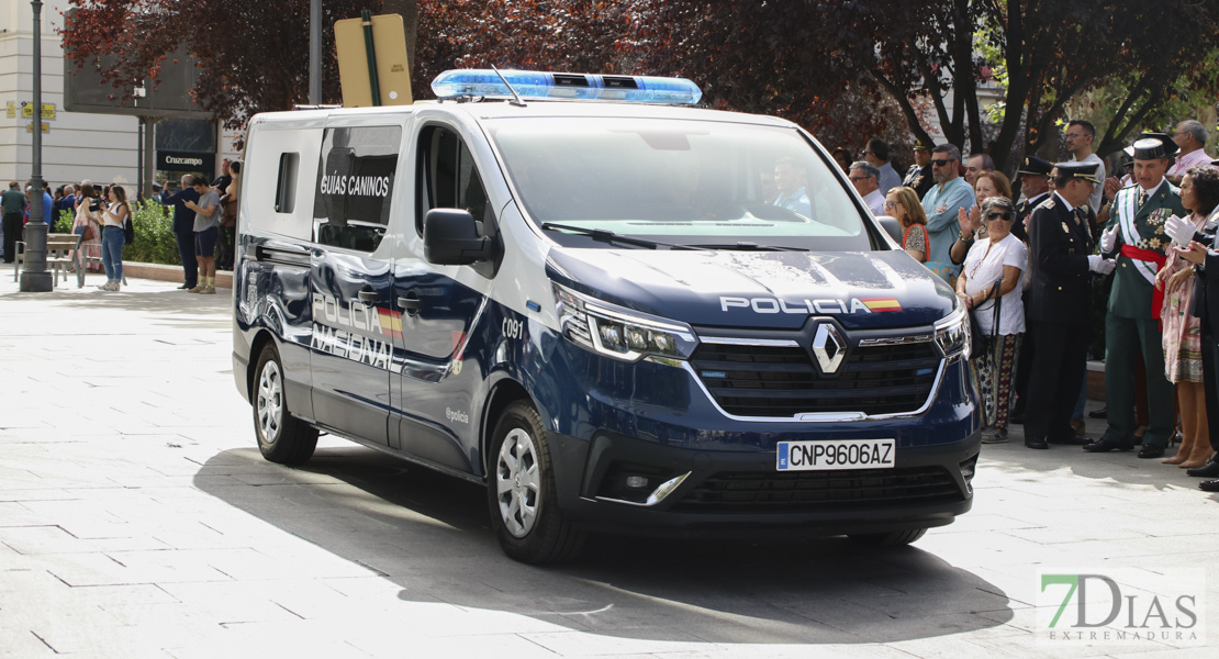 Imágenes del desfile de medios de la Policía Nacional en Badajoz