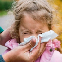 La gripe podría cebarse este año con los niños