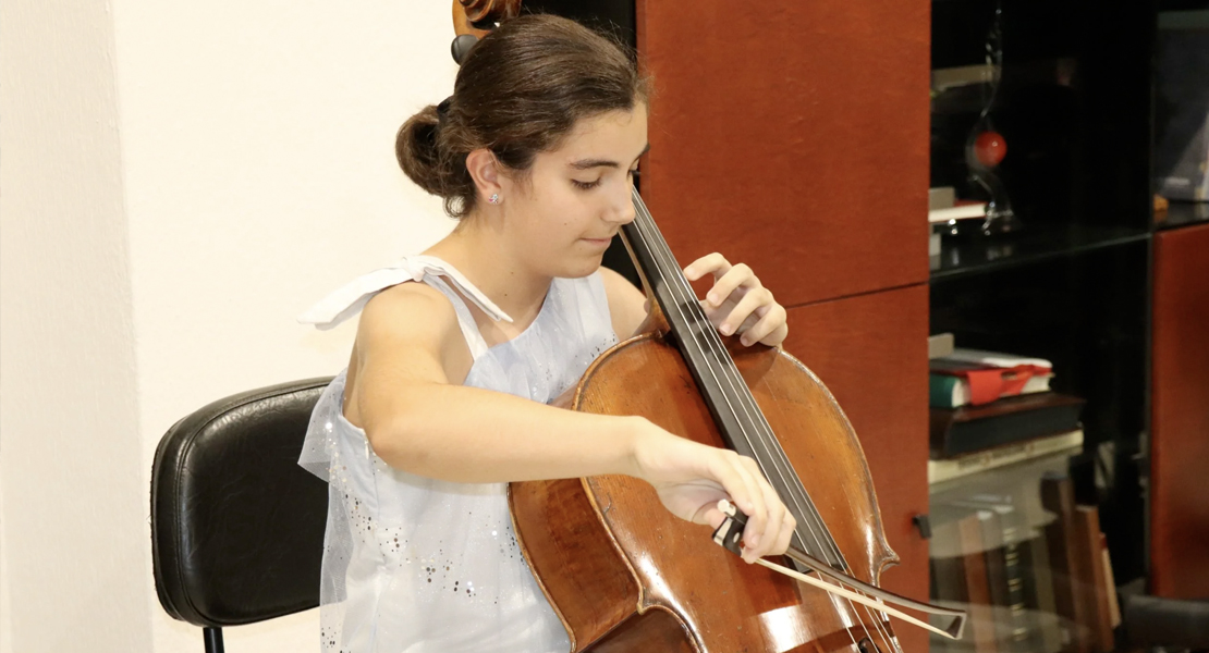 Sofía Manchado: la violonchelista extremeña que cosecha premios internacionales con 11 años