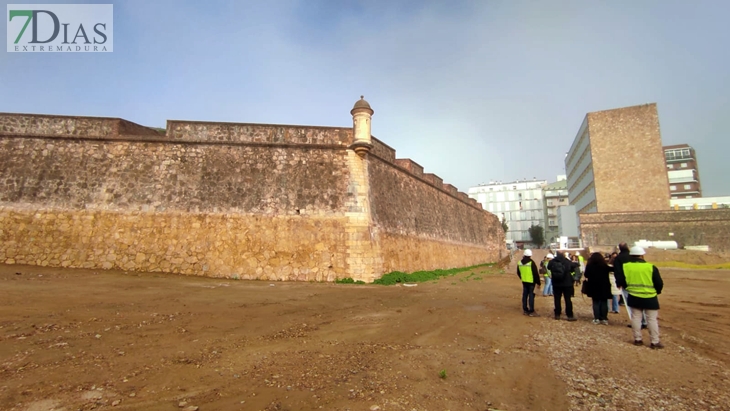 El Ayto. reconstruye la muralla en la calle Hermanos Merino dentro del corredor verde