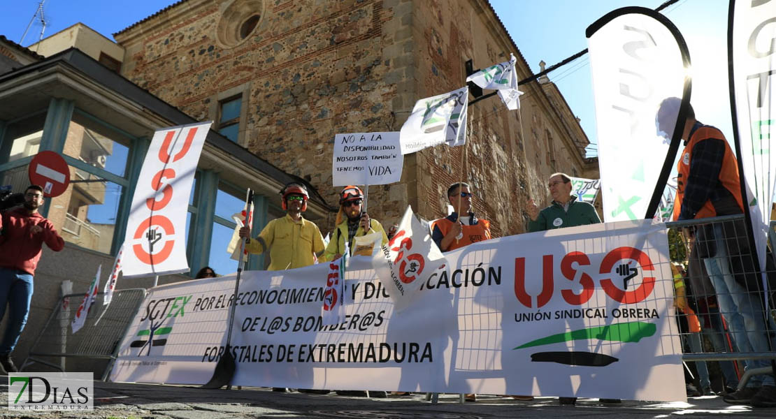 Los bomberos forestales se manifiestan ante la Asamblea de Extremadura