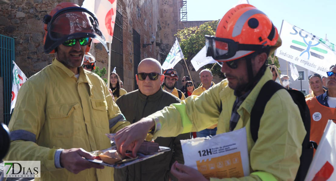 Los bomberos forestales se manifiestan ante la Asamblea de Extremadura