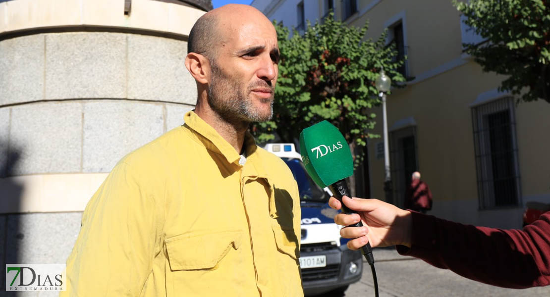 Los bomberos forestales se manifiestan ante la Asamblea de Extremadura