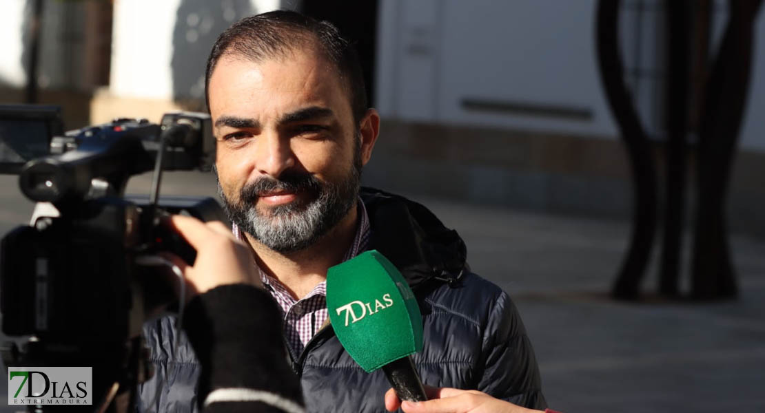 Los bomberos forestales se manifiestan ante la Asamblea de Extremadura