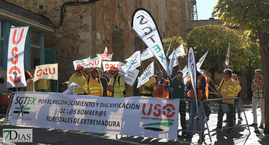 Los bomberos forestales se manifiestan ante la Asamblea de Extremadura