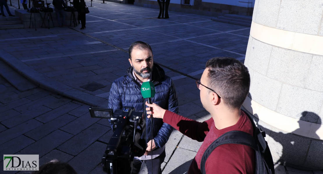 Los bomberos forestales se manifiestan ante la Asamblea de Extremadura