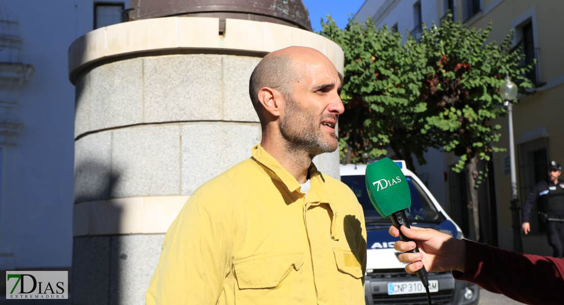 Los bomberos forestales se manifiestan ante la Asamblea de Extremadura