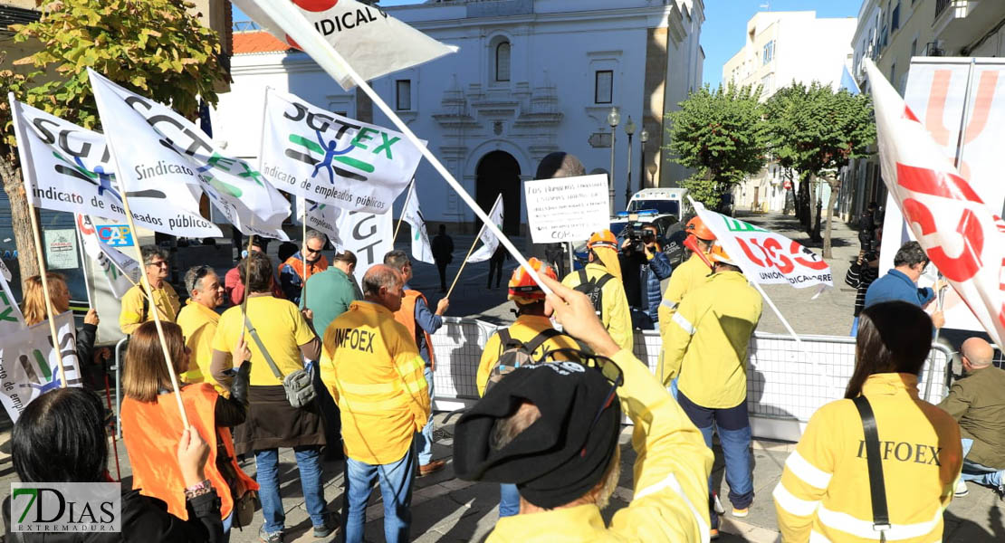 Los bomberos forestales se manifiestan ante la Asamblea de Extremadura