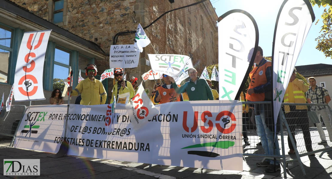 Los bomberos forestales se manifiestan ante la Asamblea de Extremadura