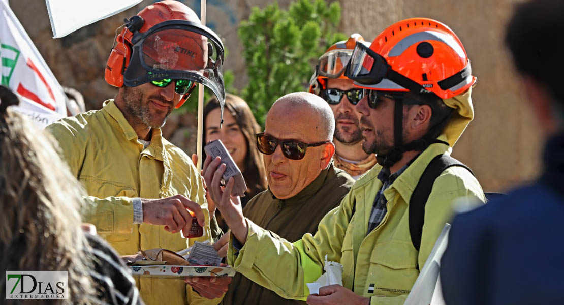 Los bomberos forestales se manifiestan ante la Asamblea de Extremadura