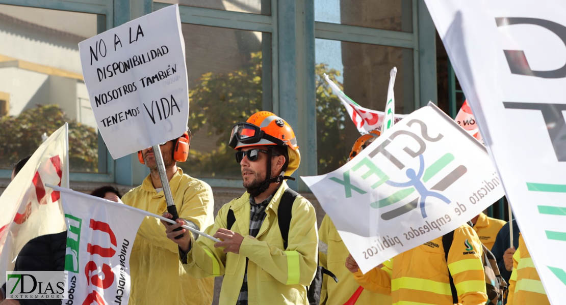 Los bomberos forestales se manifiestan ante la Asamblea de Extremadura