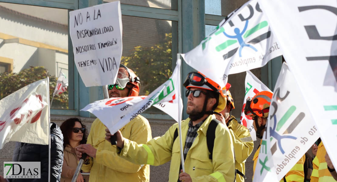 Los bomberos forestales se manifiestan ante la Asamblea de Extremadura