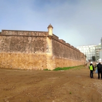 El Ayto. reconstruye la muralla en la calle Hermanos Merino dentro del corredor verde