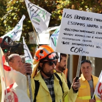 Los bomberos forestales se manifiestan ante la Asamblea de Extremadura