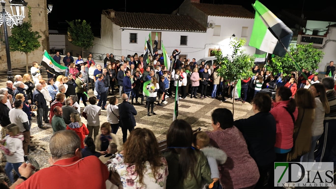 1000 personas en La Parra: &quot;Extremadura no se vende, se defiende&quot;