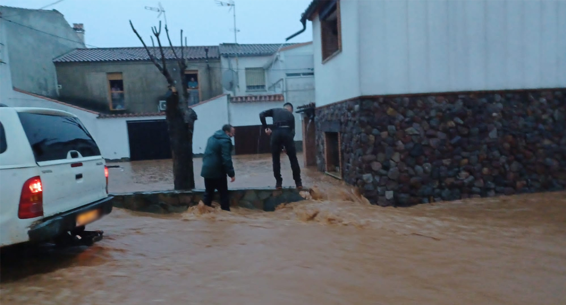 Ríos de agua arrastran objetos por las calles de Puebla de Obando (Badajoz)