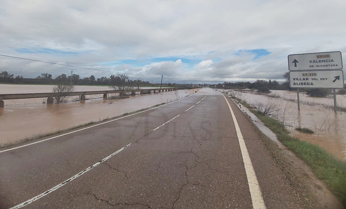 REPOR: El agua salta por varias carreteras entre Badajoz y Alburquerque