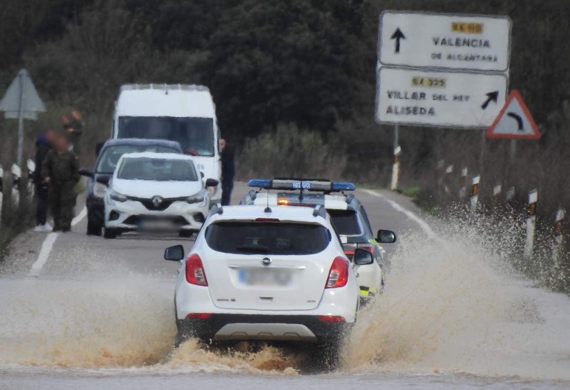 REPOR: El agua salta por varias carreteras entre Badajoz y Alburquerque