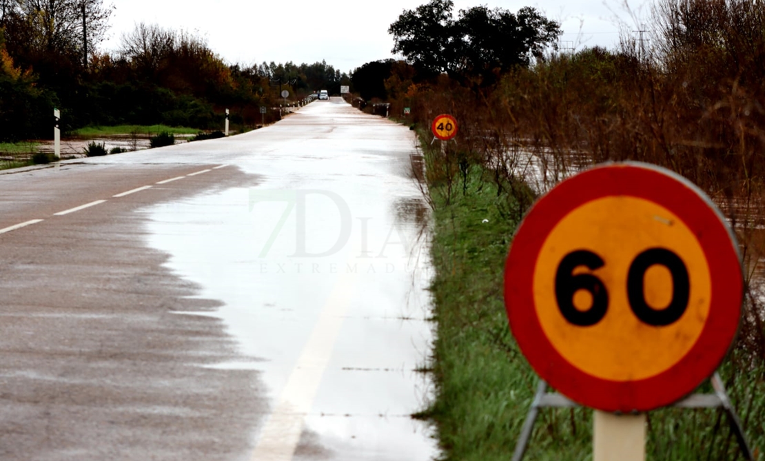 REPOR: El agua salta por varias carreteras entre Badajoz y Alburquerque