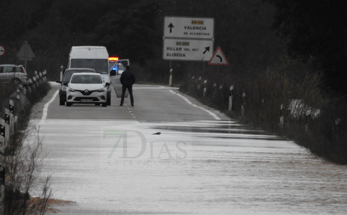 REPOR: El agua salta por varias carreteras entre Badajoz y Alburquerque