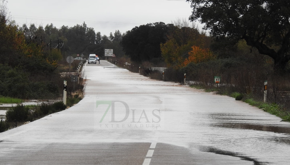 REPOR: El agua salta por varias carreteras entre Badajoz y Alburquerque