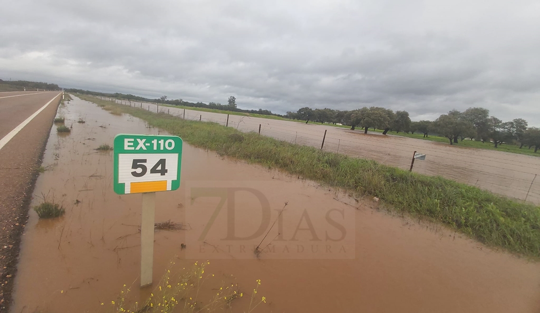 REPOR: El agua salta por varias carreteras entre Badajoz y Alburquerque