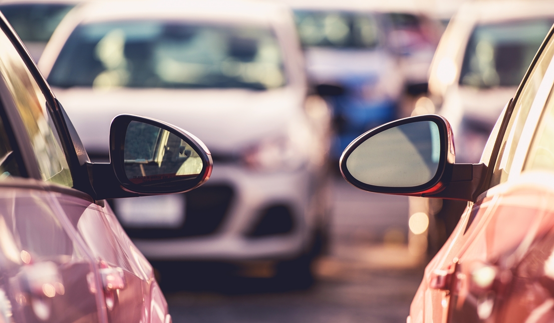 ¿Pueden multarte por aparcar demasiado cerca de otro coche?