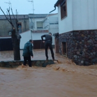 Ríos de agua arrastran objetos por las calles de Puebla de Obando (Badajoz)