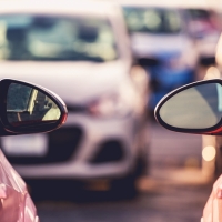 ¿Pueden multarte por aparcar demasiado cerca de otro coche?