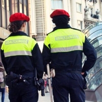 Mata a su mujer en un bar y llama a la Policía