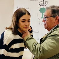 La karateca extremeña Paola García recibe la insignia de plata en Almendralejo