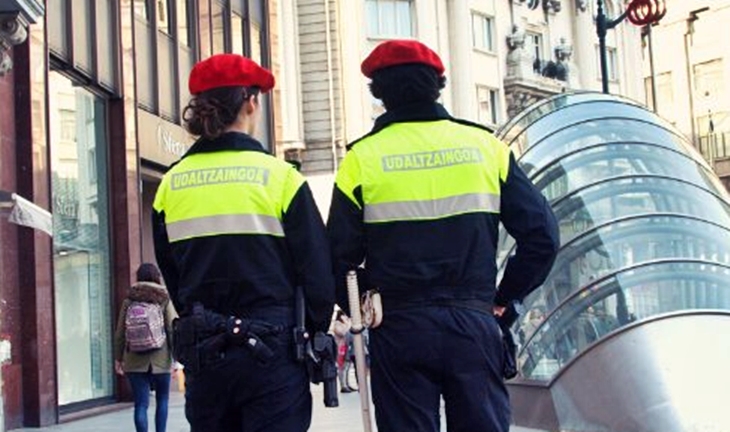 Mata a su mujer en un bar y llama a la Policía