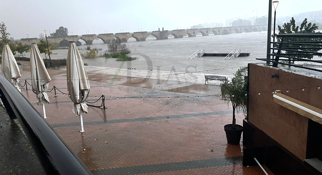 El Guadiana ya amenaza la zona de pubs en Badajoz