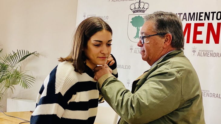 La karateca extremeña Paola García recibe la insignia de plata en Almendralejo