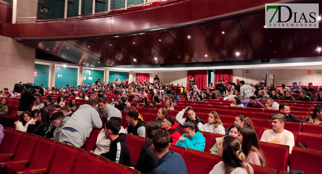 Ambiente en el sorteo del orden del Gran Desfile de Carnaval de Badajoz