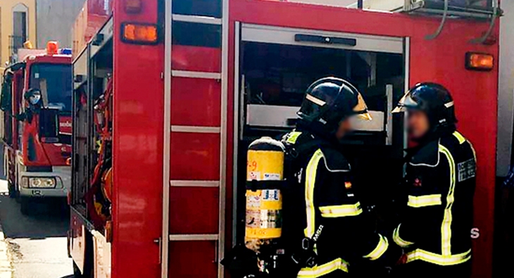 Graves daños materiales tras un incendio de un taller en Barcarrota