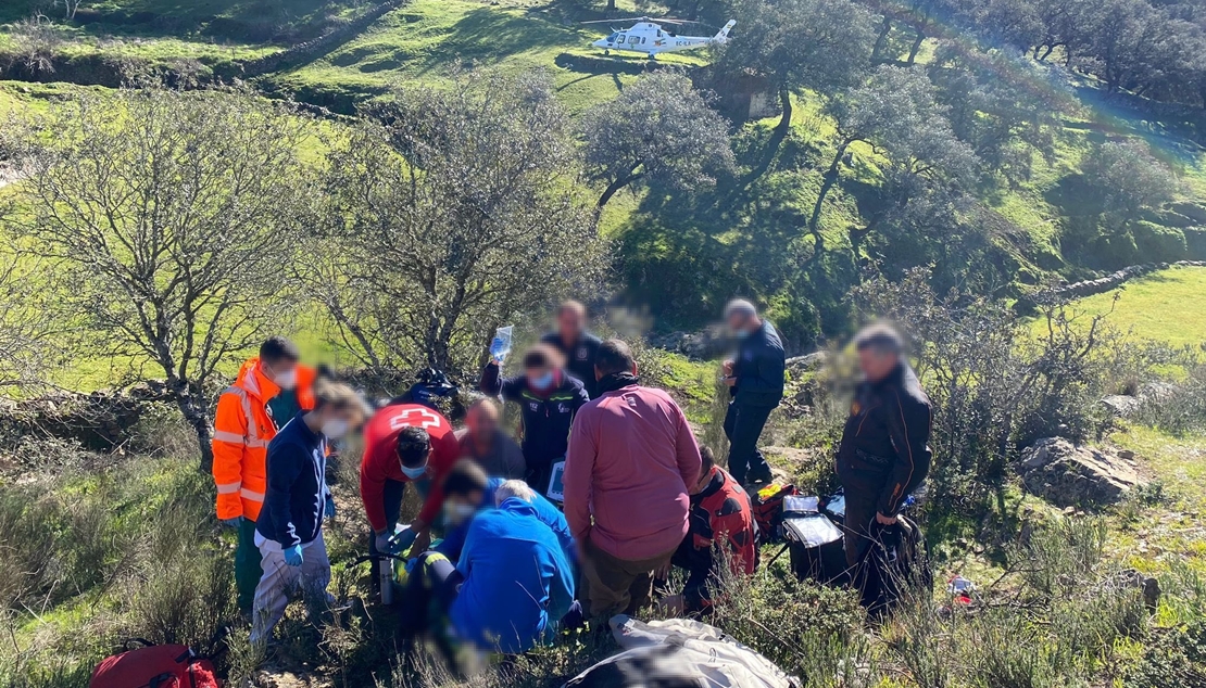 Trasladado en helicóptero tras un accidente en un paraje extremeño de difícil acceso