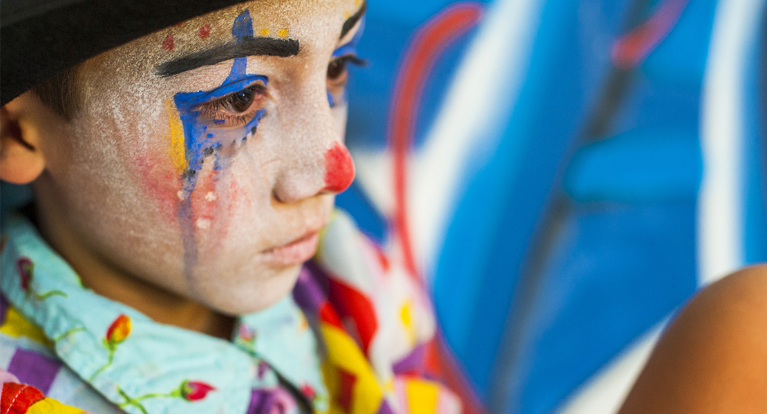 Consejos de OCU para maquillarse y disfrazarse sin riesgos este carnaval