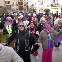 Los mayores celebran el carnaval en la Plaza de España de Badajoz