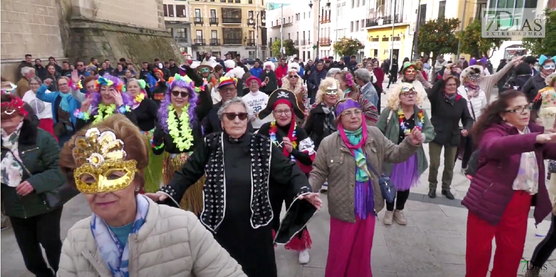 Los mayores celebran el carnaval en la Plaza de España de Badajoz