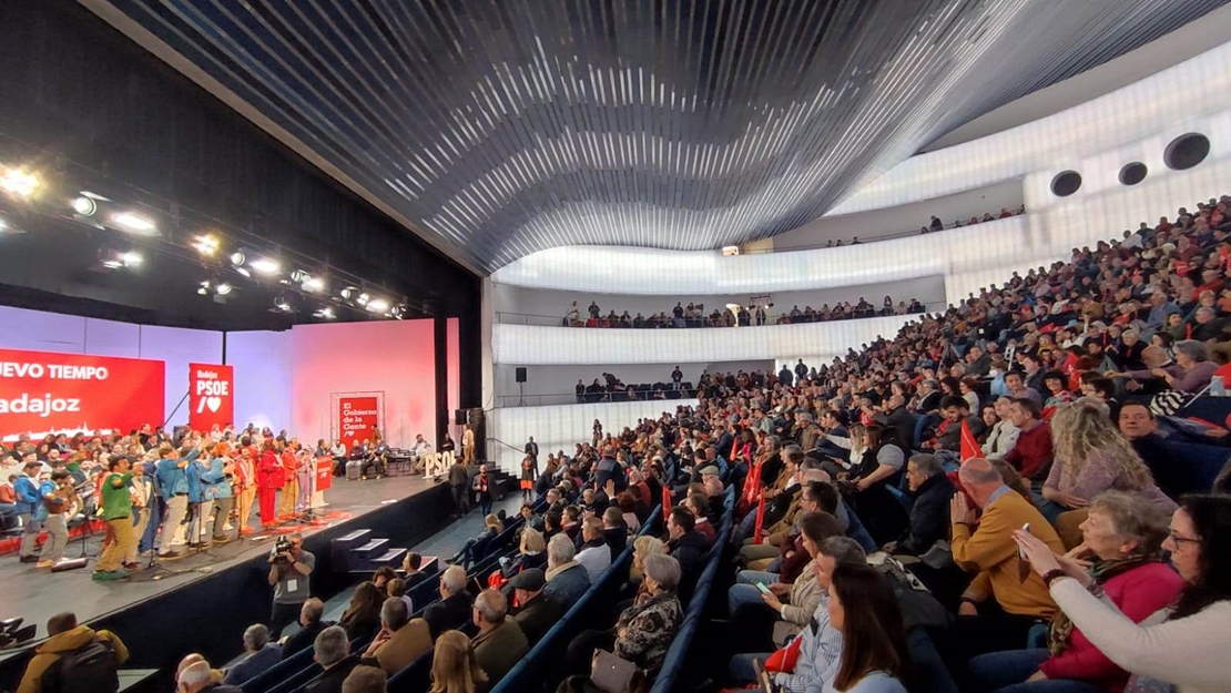 Caretos y Los Chungos reciben a Pedro Sánchez en Badajoz