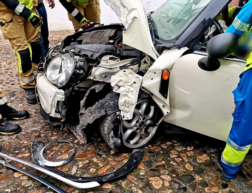 Un turismo acaba empotrado contra una pared en Jerez de los Caballeros