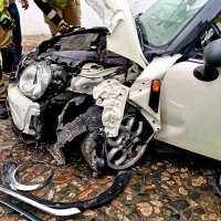 Un turismo acaba empotrado contra una pared en Jerez de los Caballeros